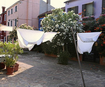在地中海地区一个城市的阳光下干净的床图片