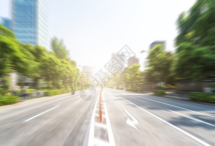 日本东京早上城市街道上的交通模糊图片