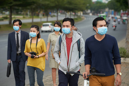 不同年龄的亚洲人沿街走在街上图片