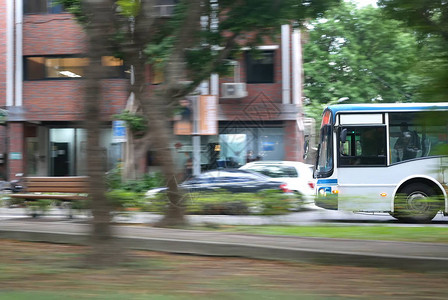 高峰时段公交车在路上行驶的模糊运动图片