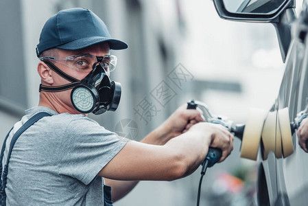 呼吸器和护目镜用抛光机擦油车中的青年清图片