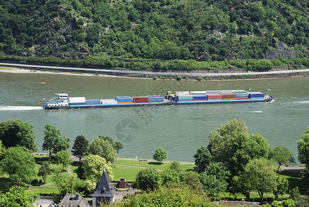 莱茵河上的运输船图片