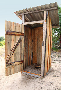 带未关门的传统木质外厕所图片