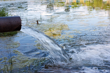 环境污染的危险有毒肮脏的污水排入河图片