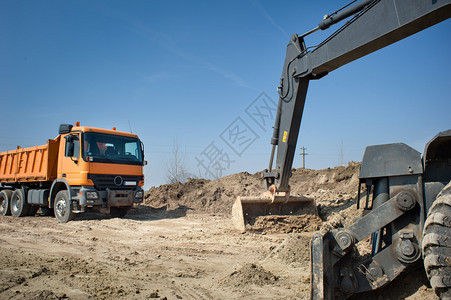 液压挖掘机和卡车在工作图片