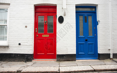 英国康沃尔郡福伊历史渔村的两扇相似的门图片