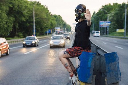 空气污染的生态概念在高速公路附近的防毒面具中显示停图片