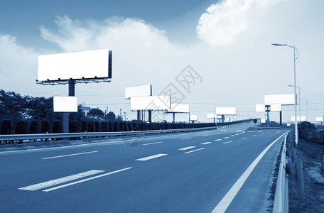 高速公路旁边竖立着无数的广告牌背景图片