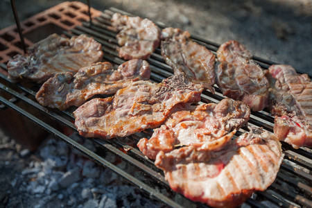 美味烤肉烧烤室外准备食物图片