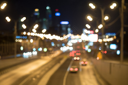 夜间减少公路交通的注意力城市灯和汽背景图片