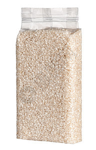 白色背景中分离的长粒煮熟去壳白米的真空包装塑料包图片