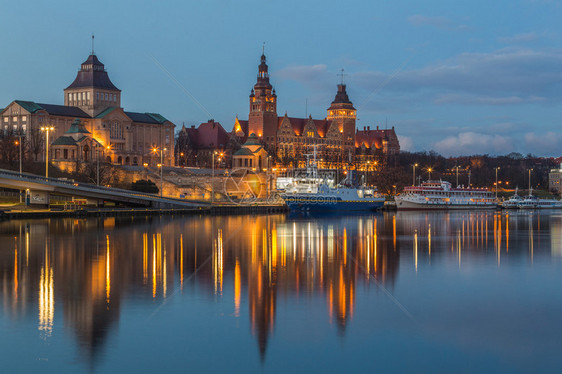 Szczecin市的景色在夜晚图片