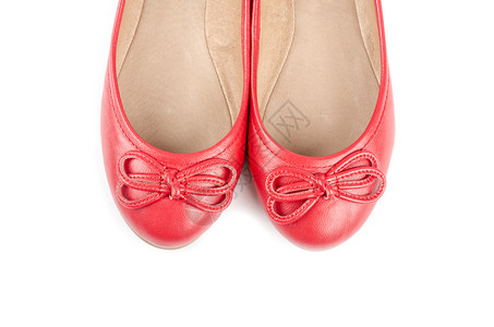 一对红色皮革芭蕾舞鞋被白背景图片