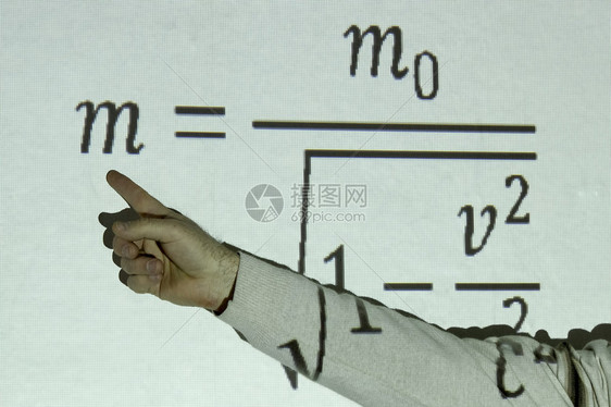 老师的手指向屏幕上显示的物理配方公式是图片
