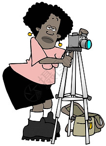 说明一名黑人女摄影师穿着短裤背景图片