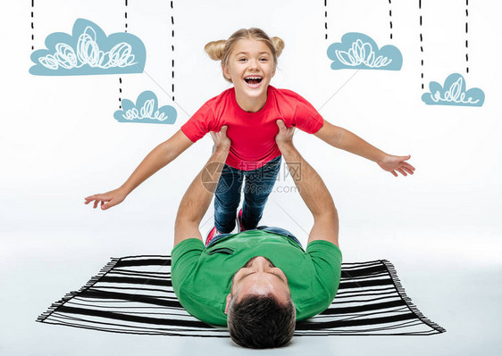 快乐的父亲和女儿一起玩乐同时躺在图片
