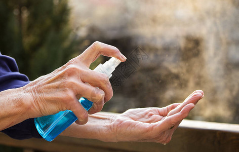 喷洒洗手液预防冠状图片