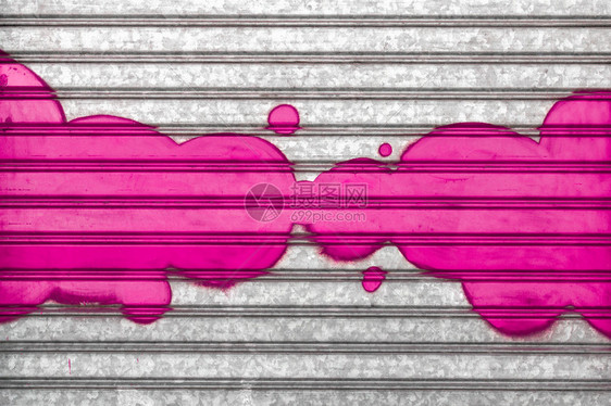 在卷帘上涂喷漆的粉红色气泡图片