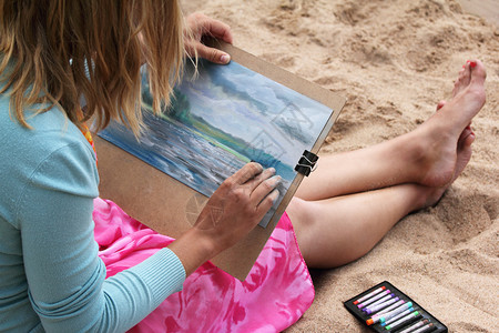 女孩用蜡笔画一幅画图片