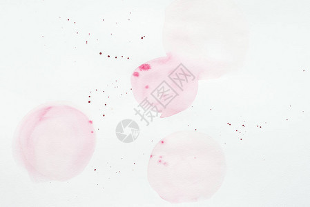 白纸上的抽象浅粉色水彩飞溅图片