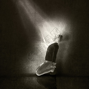 一个男人跪在地上着一束光芒的神像图片