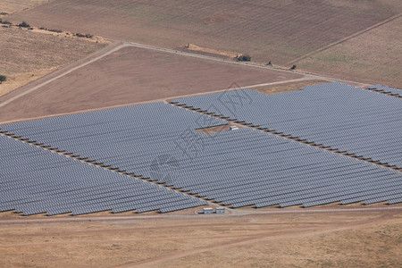 太阳能发电厂的航拍照片许多太阳能电池板在农村从上面欧盟保加利亚卡赞勒克附背景图片