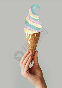 女手上握着冰淇淋锥子的作物形象图片