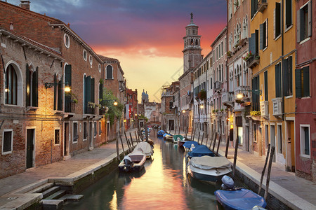 威尼斯许多狭小的运河之一在图片