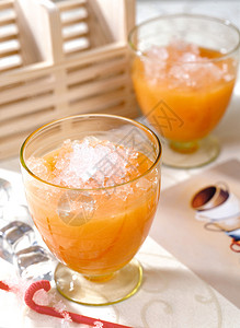 一杯鲜榨芒果汁图片