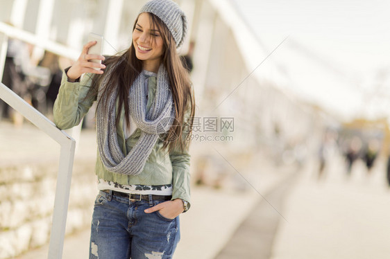 年轻女子在街上自拍图片