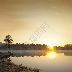 初冬早晨的薄雾湖图片