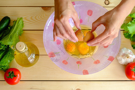女人把鸡蛋打进碗里图片