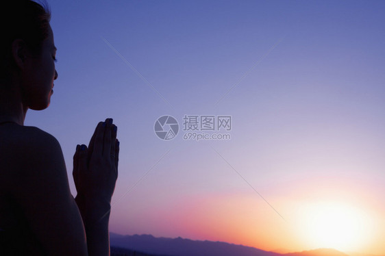 带着双手祈祷的贞洁年轻女子在沙漠中露出身图片