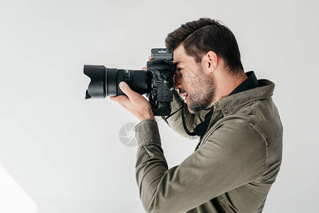 男专业摄影师照片制室有数码摄影相机在图片