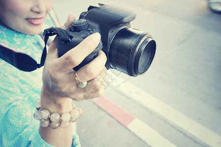 女人用相机拍照背景图片