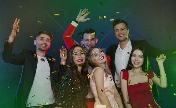 酷派对快乐和微笑的朋友在聚会上用五彩纸屑人和假期的概念庆祝和聚会图片