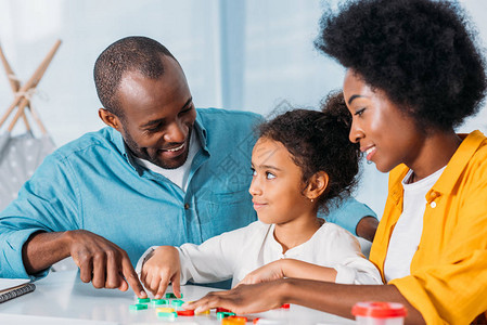 非裔美国父母在家教女儿数学图片