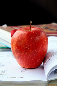 红成熟苹果有英语教科书图片