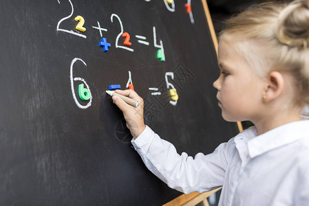 在黑板上学习数学的小学有重点的图片