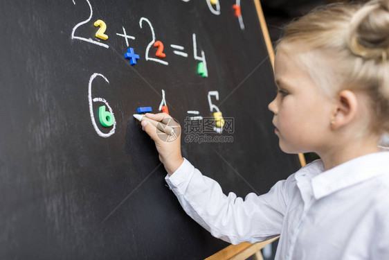 在黑板上数学的小学有重点的图片