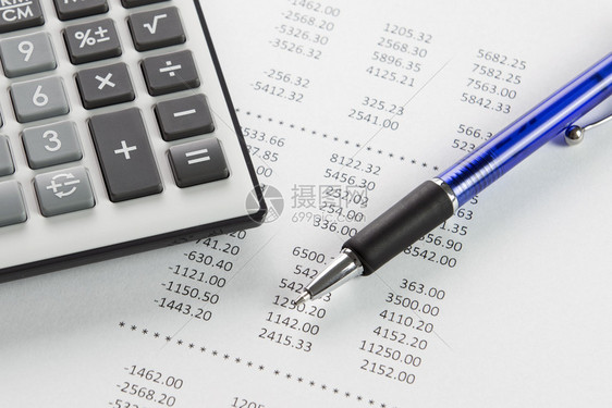 财务分析概念使用带有笔和计算器的财务图片