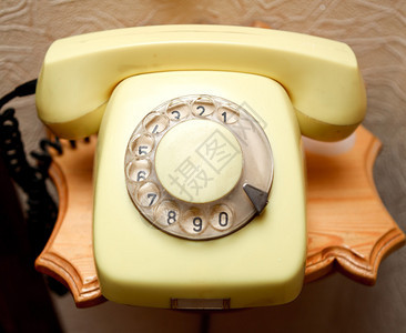 家里老旧的黄色反型电话图片
