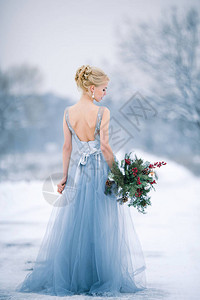 她站着从后面看冬季婚宴在户外举图片