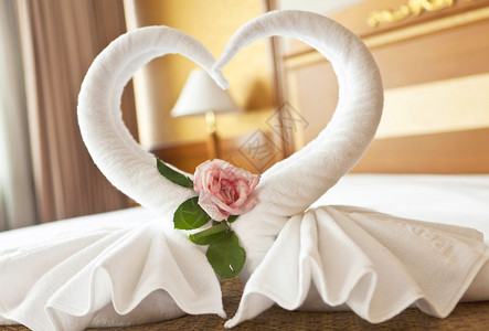 用鲜花和毛巾装饰的蜜月床套房图片
