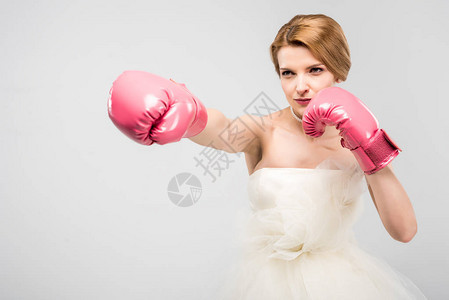 穿着婚纱和拳击手套的坚强新娘图片