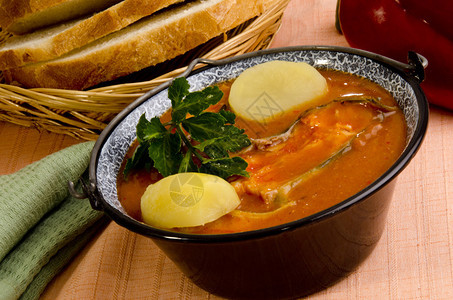 匈牙利鱼汤配土豆和面包图片