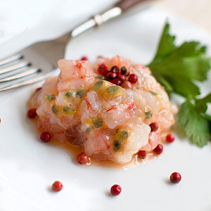 美味的生虾鞑靼配百香果和红辣椒图片
