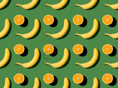 新鲜成熟的香蕉和绿色切片橙子的图案图片