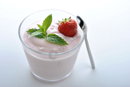 天然酸奶和薄荷中的一个有机草莓图片