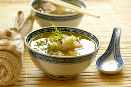 亚洲鱼汤配面条和香草图片